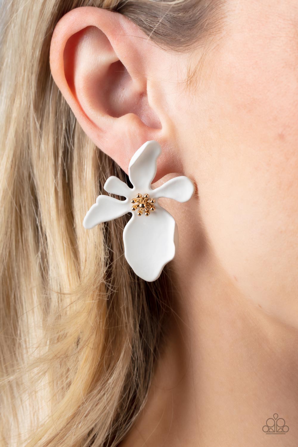Paparazzi - Hawaiian Heiress - White Post Earrings