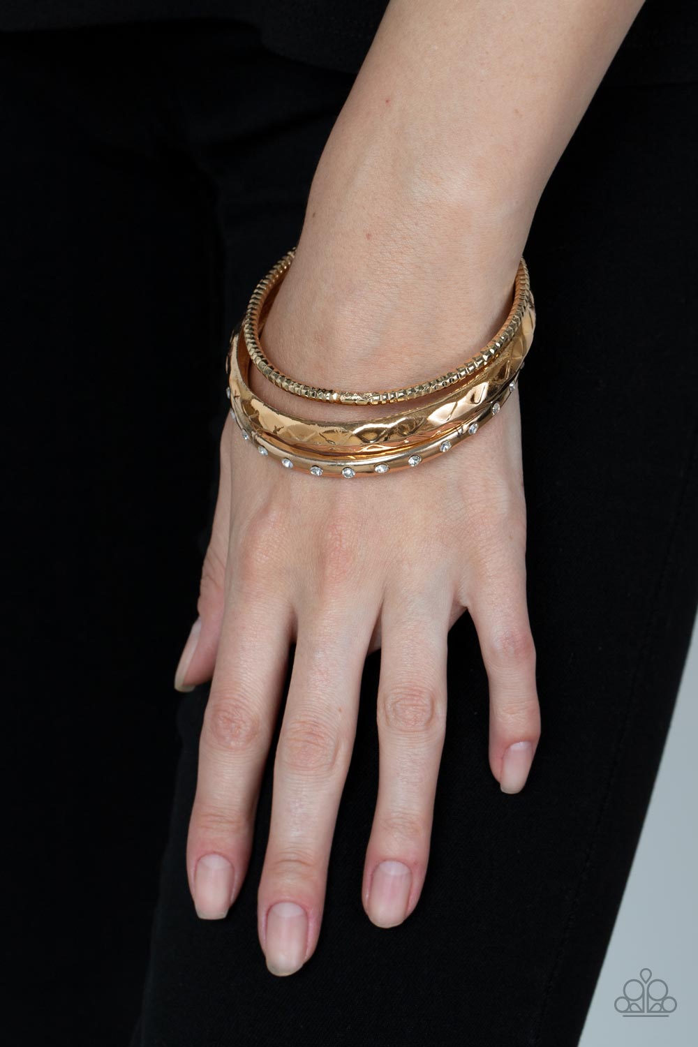 Paparazzi - Confidently Curvaceous - Gold Bracelet